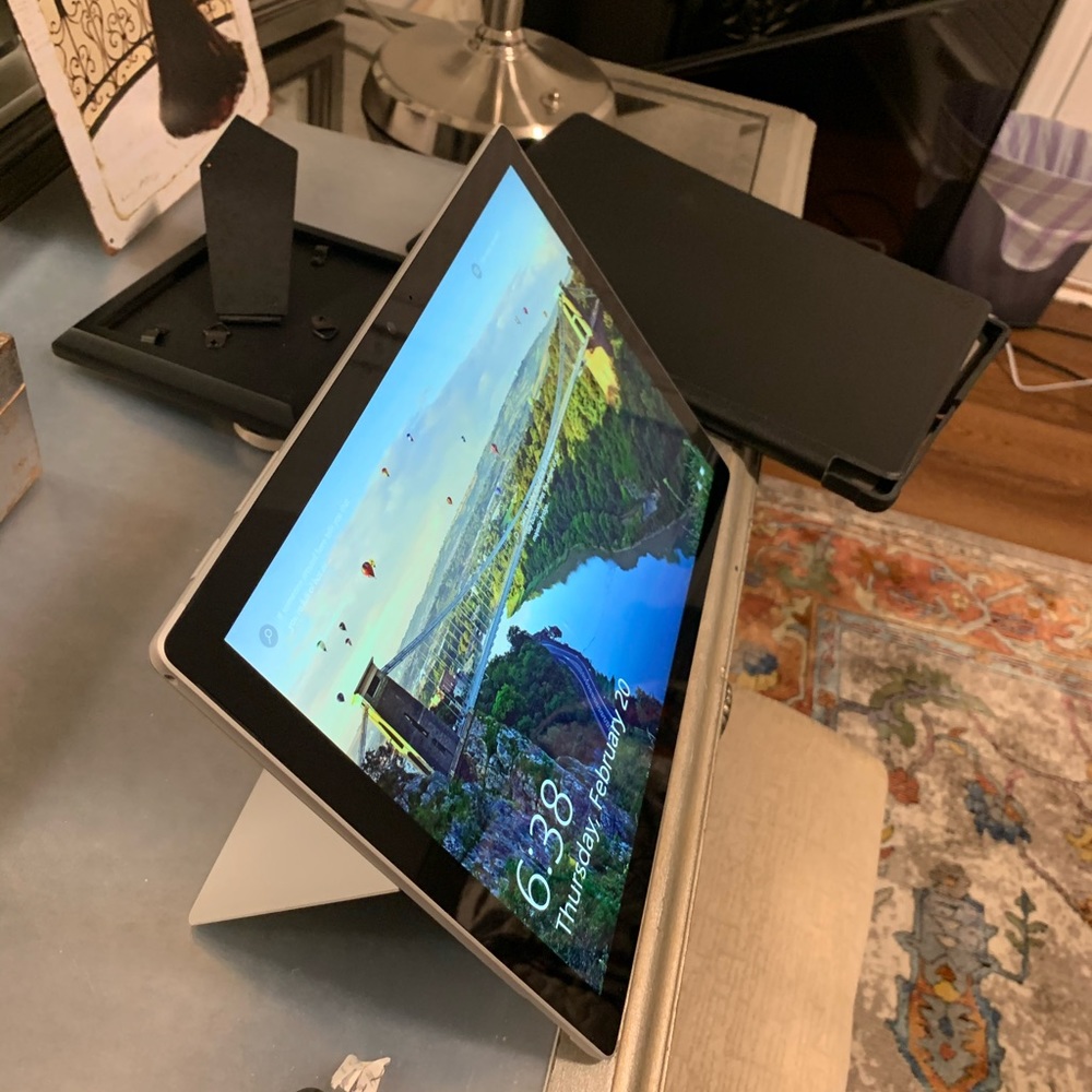 Microsoft Surface Pro 5 - Picture 2 of 8
